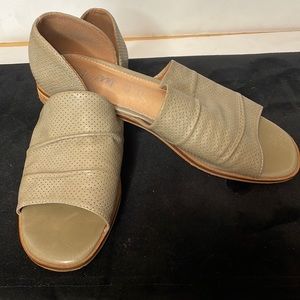 Mi.Mi Breeze Sandal , open toe size 8 wide